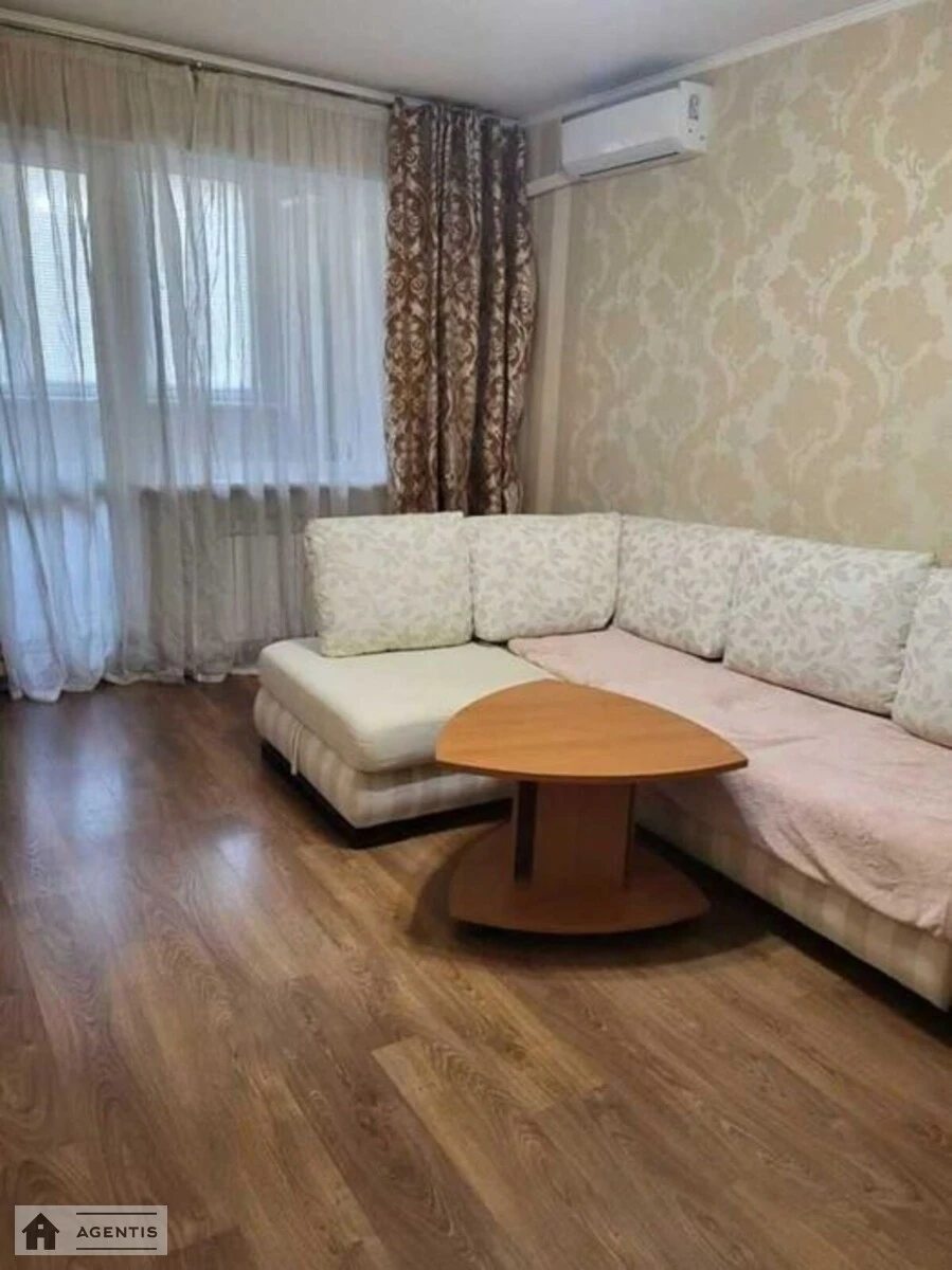 Сдам квартиру 3 комнаты, 72 m², 6 эт./12 этажей. Печенижская, Киев. 