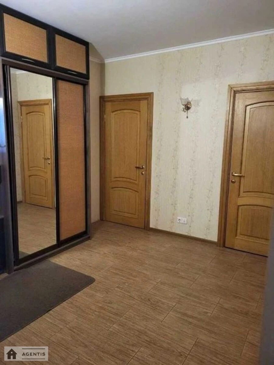 Сдам квартиру 3 комнаты, 72 m², 6 эт./12 этажей. Печенижская, Киев. 