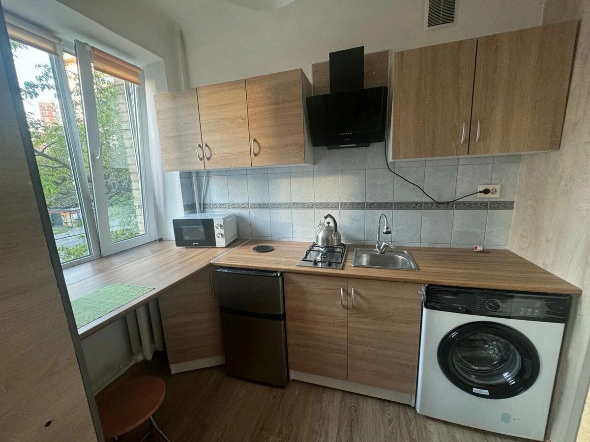 Apartment for rent 1 room, 28 m², 3rd fl./5 floors. 9, Henerala Almazova vul. Kutuzova, Kyiv. 