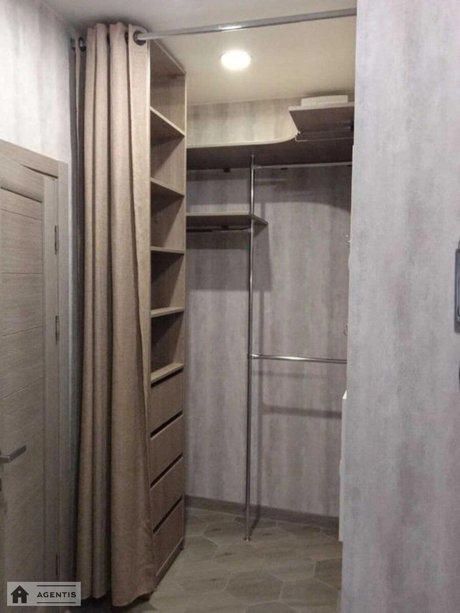 Сдам квартиру 2 комнаты, 52 m², 2 эт./9 этажей. 30, Щекавицкая 30, Киев. 