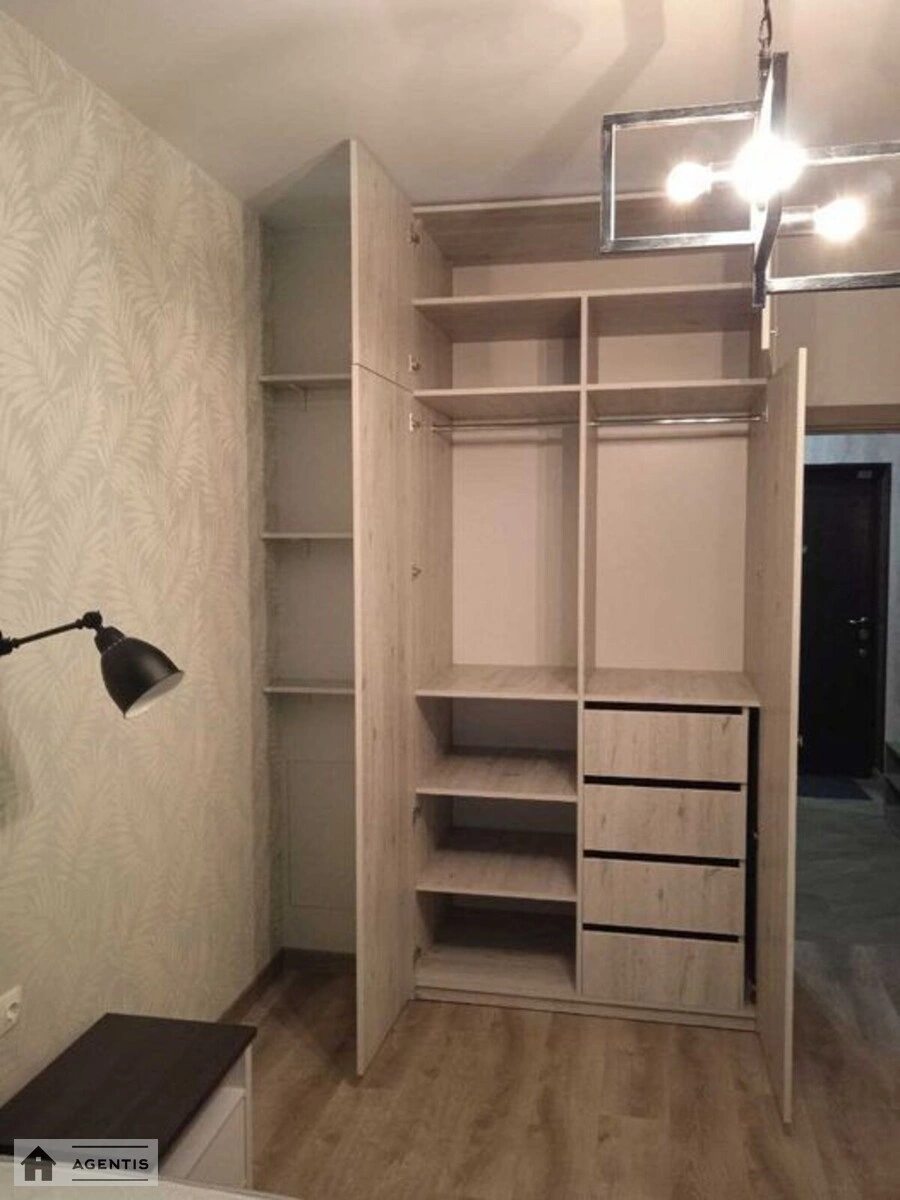 Сдам квартиру 2 комнаты, 52 m², 2 эт./9 этажей. 30, Щекавицкая 30, Киев. 