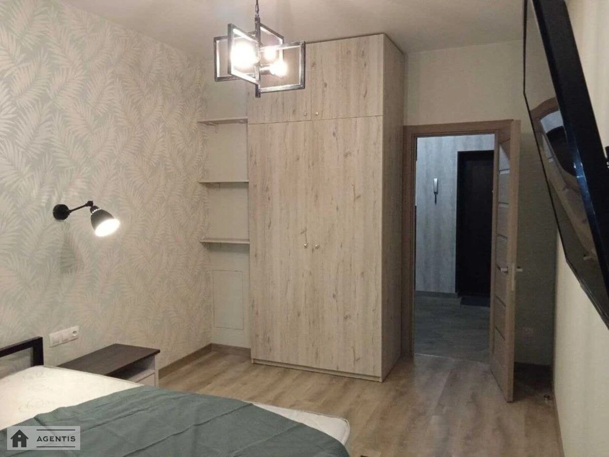 Сдам квартиру 2 комнаты, 52 m², 2 эт./9 этажей. 30, Щекавицкая 30, Киев. 