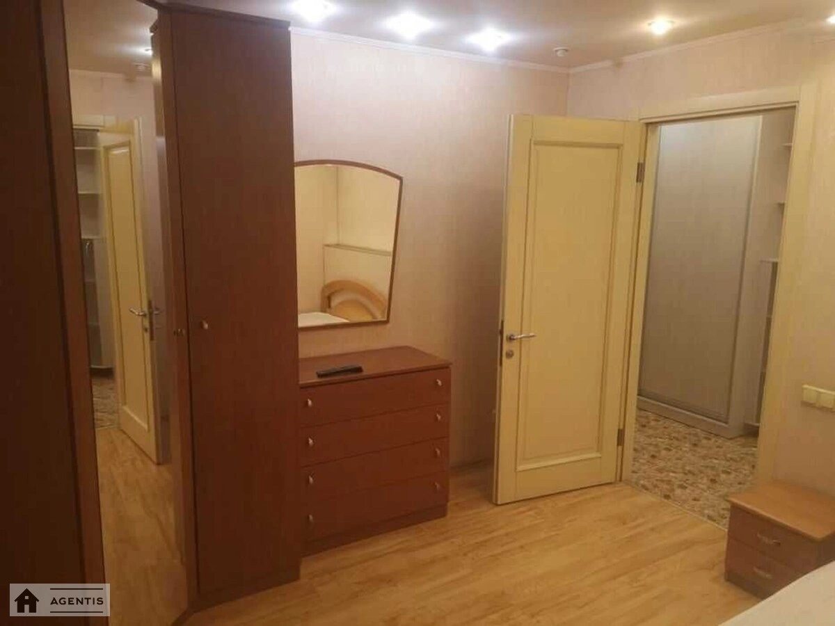 Apartment for rent 3 rooms, 68 m², 6th fl./9 floors. Kubanskoyi Ukrayiny vul. Marshala Zhukova, Kyiv. 