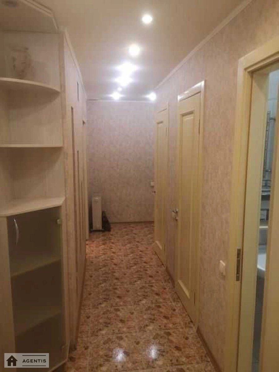 Apartment for rent 3 rooms, 68 m², 6th fl./9 floors. Kubanskoyi Ukrayiny vul. Marshala Zhukova, Kyiv. 