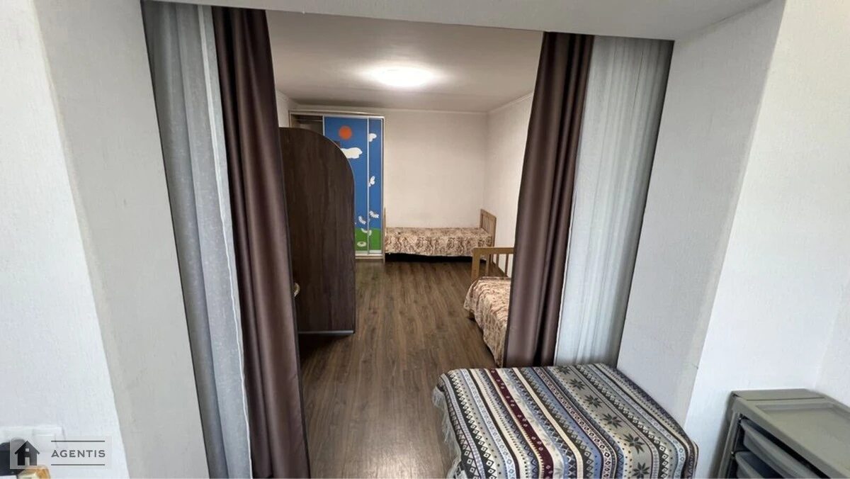 Сдам квартиру 2 комнаты, 67 m², 13 эт./16 этажей. Деснянский район, Киев. 