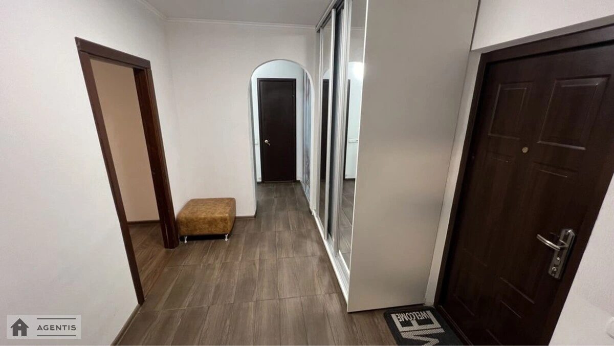 Сдам квартиру 2 комнаты, 67 m², 13 эт./16 этажей. Деснянский район, Киев. 