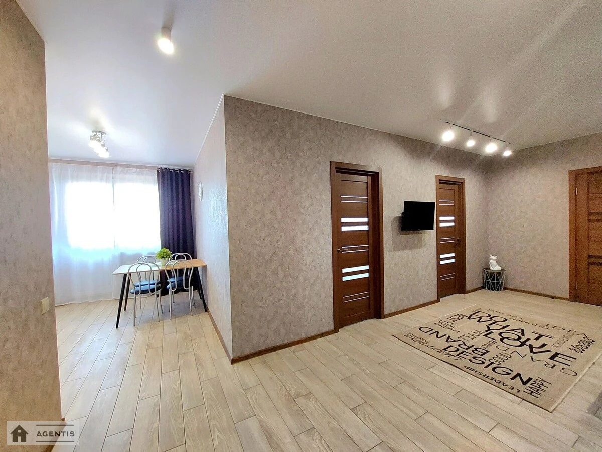 Сдам квартиру 2 комнаты, 62 m², 3 эт./5 этажей. 2, Волошкова , Киев. 