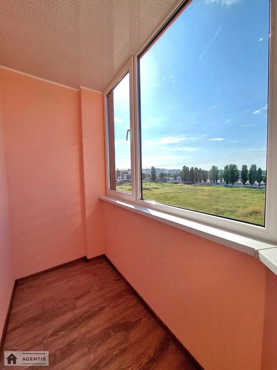 Сдам квартиру 2 комнаты, 62 m², 3 эт./5 этажей. 2, Волошкова , Киев. 