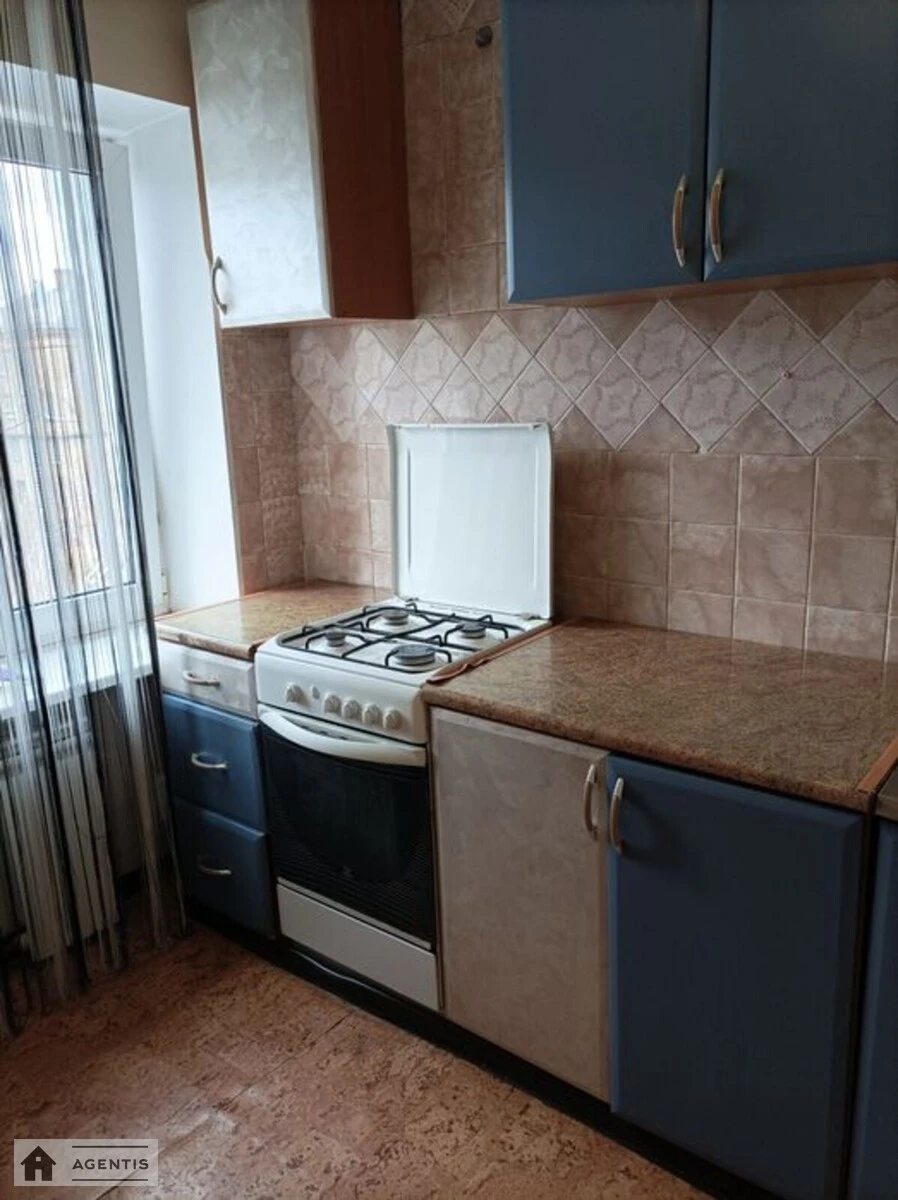 Сдам квартиру 1 комната, 32 m², 5 эт./5 этажей. 10, Івана Котляревського бульв. (Праці), Киев. 