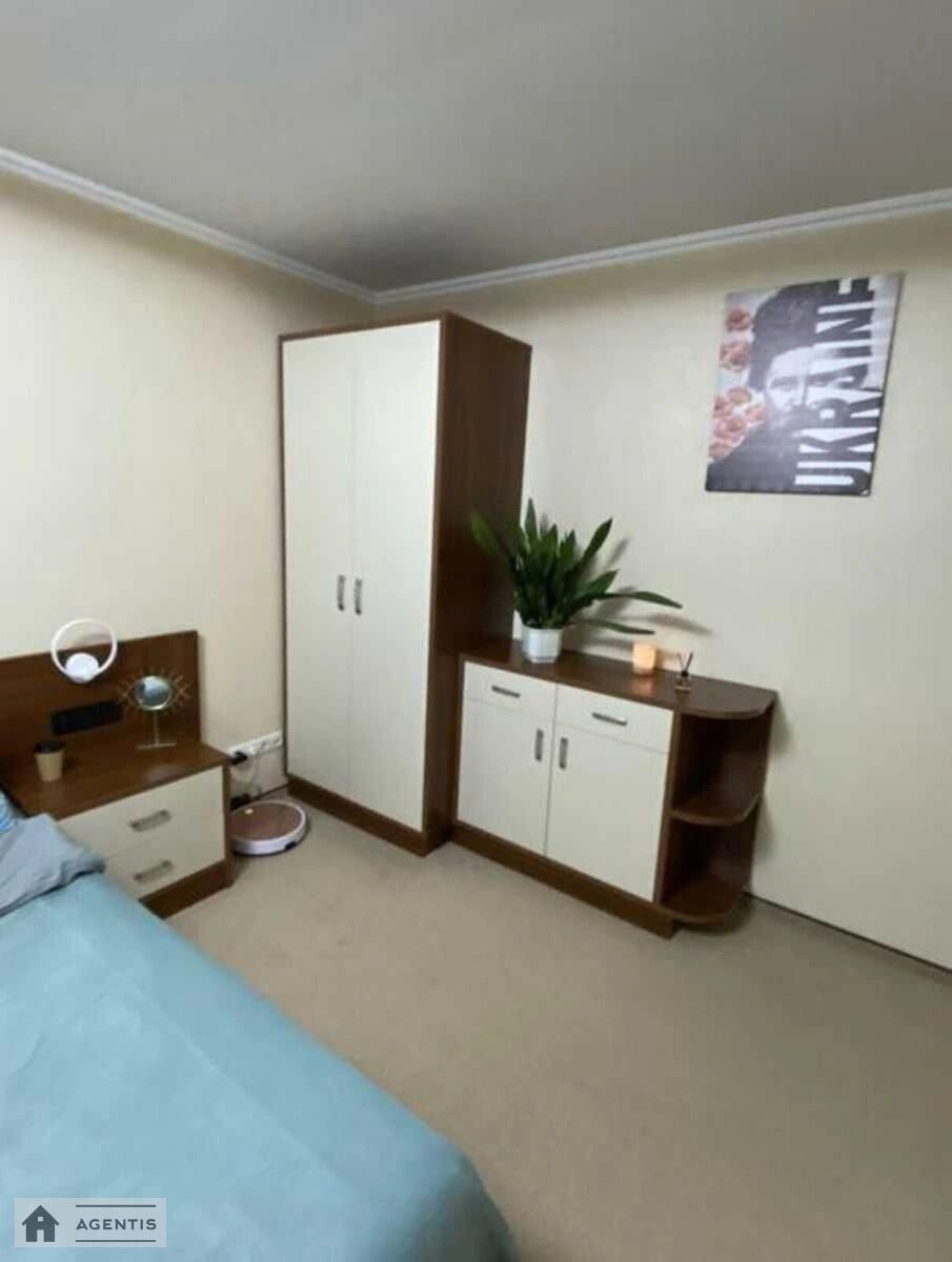 Сдам квартиру 1 комната, 40 m², 3 эт./5 этажей. Іоанна Павла ІІ вул. (Патріса Лумумби), Киев. 