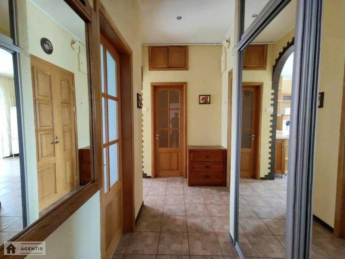 Сдам квартиру 2 комнаты, 50 m², 5 эт./5 этажей. 8, Нагорная 8, Киев. 