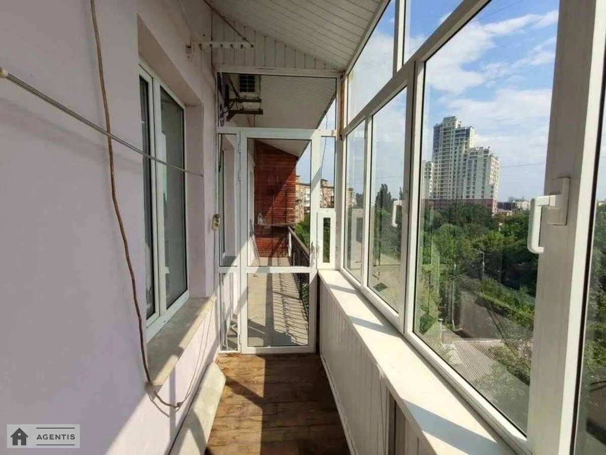 Сдам квартиру 2 комнаты, 50 m², 5 эт./5 этажей. 8, Нагорная 8, Киев. 