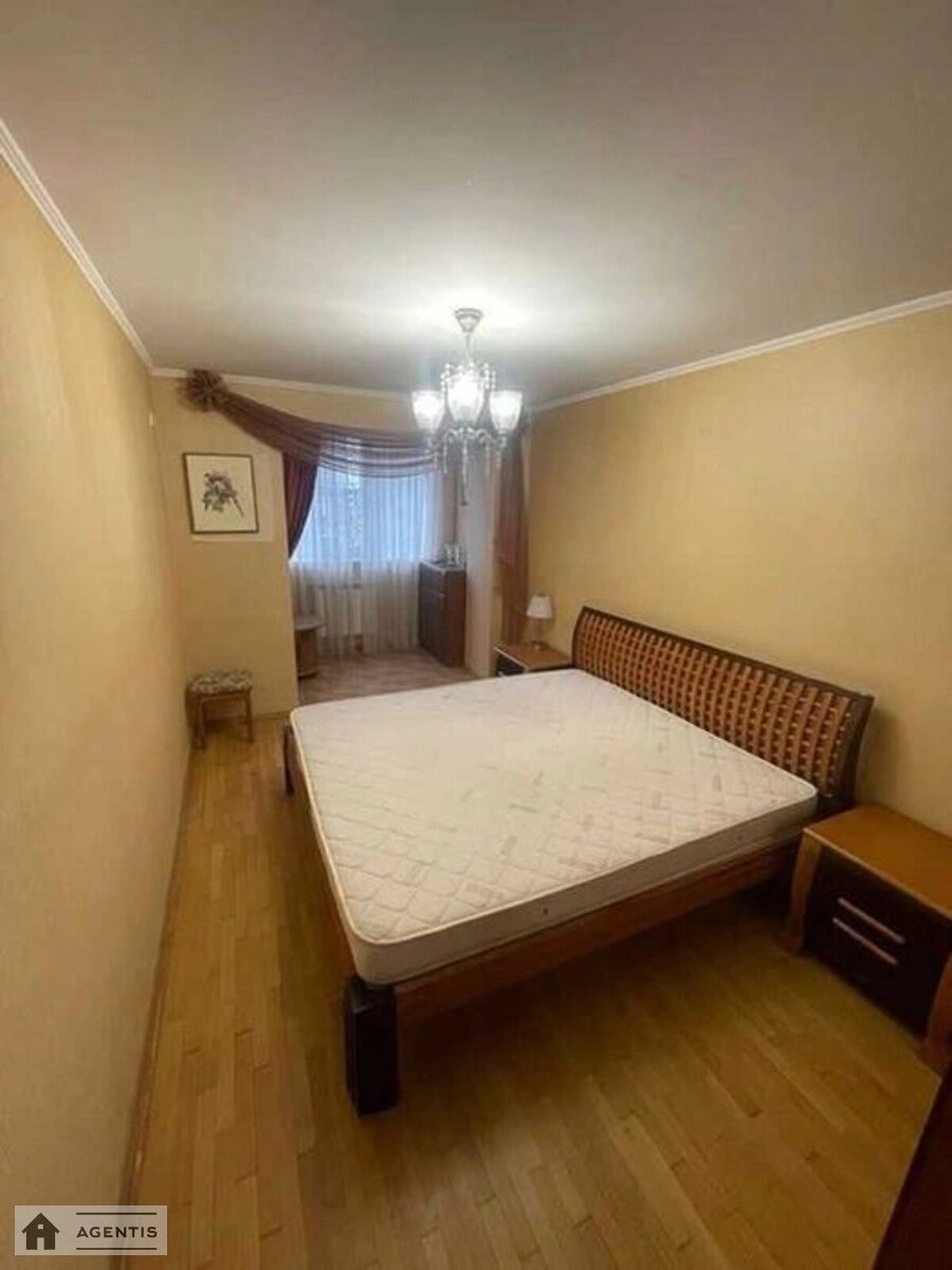 Сдам квартиру 3 комнаты, 76 m², 4 эт./5 этажей. Данила Щербаківського вул. (Щербакова), Киев. 