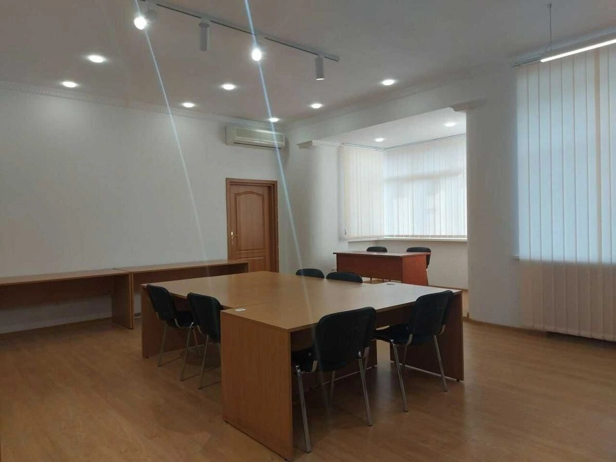 Продажа офиса 70 m², 3 эт./3 этажа. Паторжинского 4, Киев. 