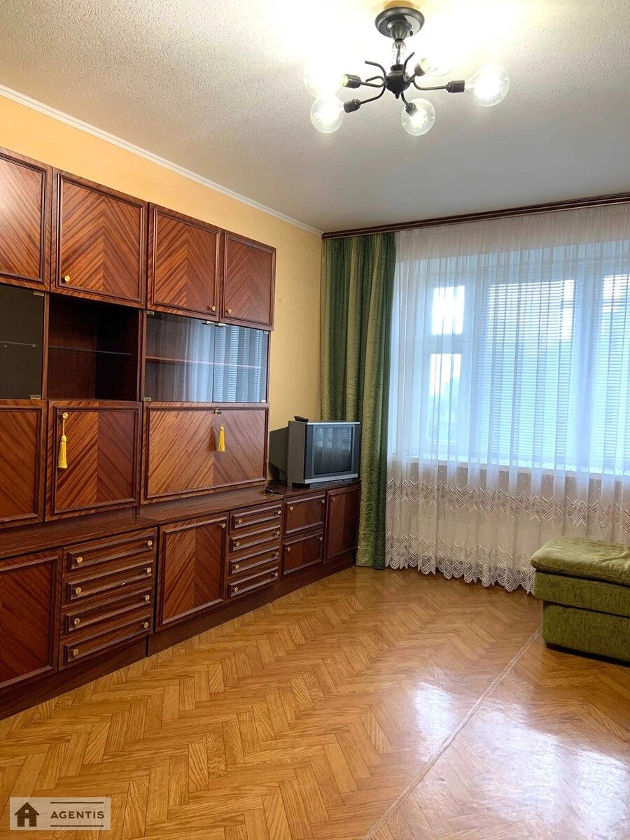 Сдам квартиру 2 комнаты, 58 m², 7 эт./10 этажей. 10, Галицкая 10, Киев. 