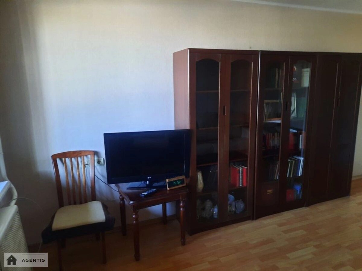 Apartment for rent 3 rooms, 67 m², 11th fl./17 floors. Svyatoshynskyy rayon, Kyiv. 