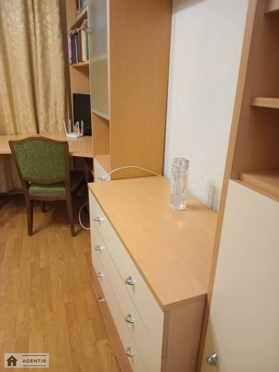 Сдам квартиру 2 комнаты, 58 m², 1 эт./9 этажей. Энтузиастов, Киев. 