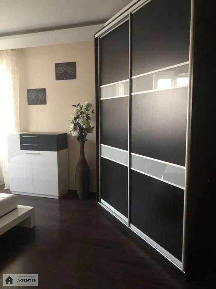 Сдам квартиру 2 комнаты, 51 m², 4 эт./25 этажей. 10, Велика Китаївська вул., Киев. 