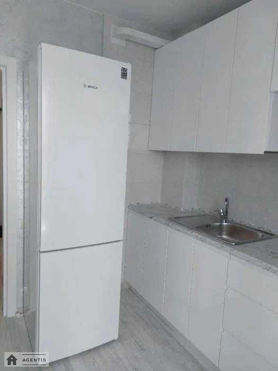 Сдам квартиру 1 комната, 47 m², 2 эт./9 этажей. 1, Генерала Наумова вул., Киев. 