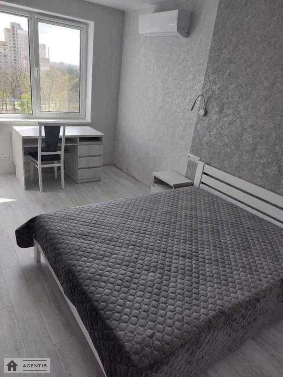 Сдам квартиру 1 комната, 47 m², 2 эт./9 этажей. 1, Генерала Наумова вул., Киев. 