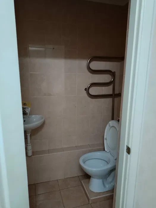 Сдам квартиру 2 комнаты, 60 m², 1 эт.. Пішоновская, Одесса. 