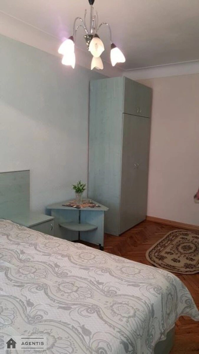 Сдам квартиру 2 комнаты, 7 m², 2 эт./5 этажей. 15, Леси Украинки 15, Киев. 