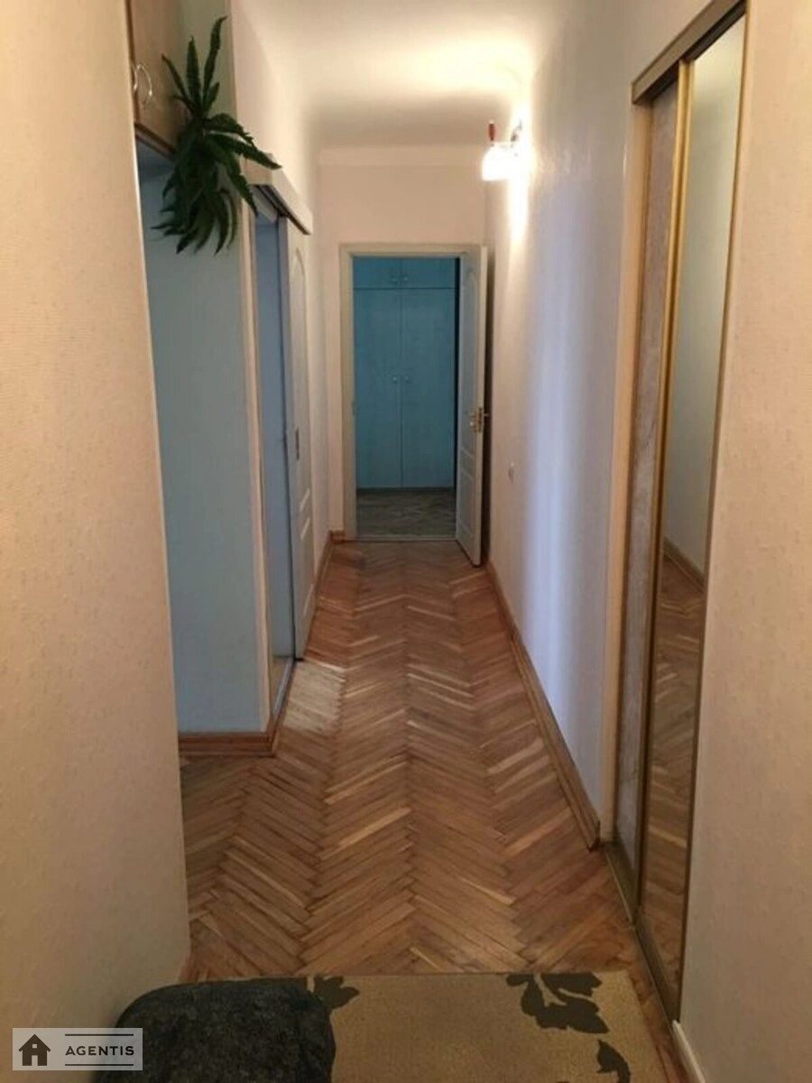 Сдам квартиру 2 комнаты, 7 m², 2 эт./5 этажей. 15, Леси Украинки 15, Киев. 