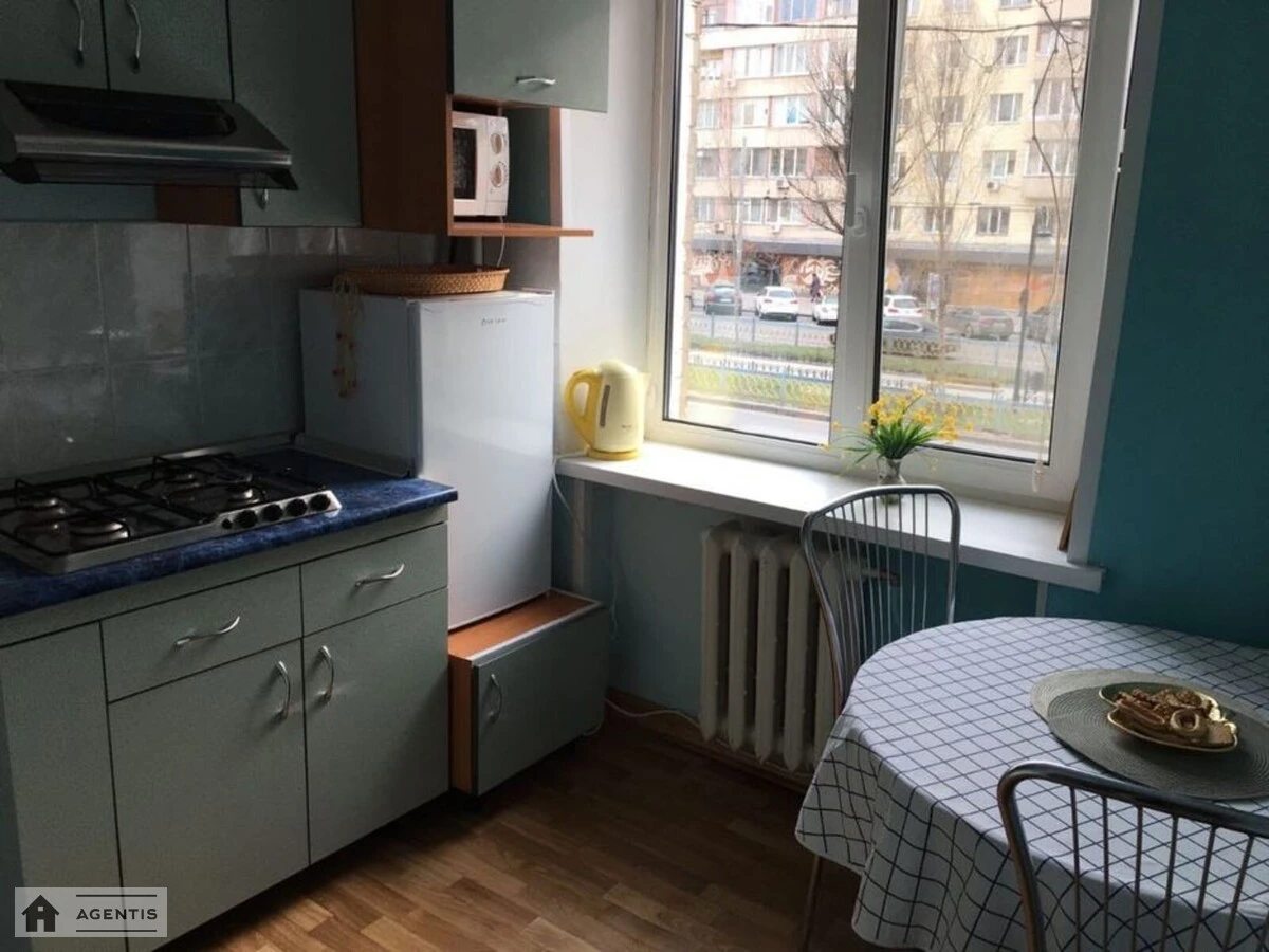 Сдам квартиру 2 комнаты, 7 m², 2 эт./5 этажей. 15, Леси Украинки 15, Киев. 