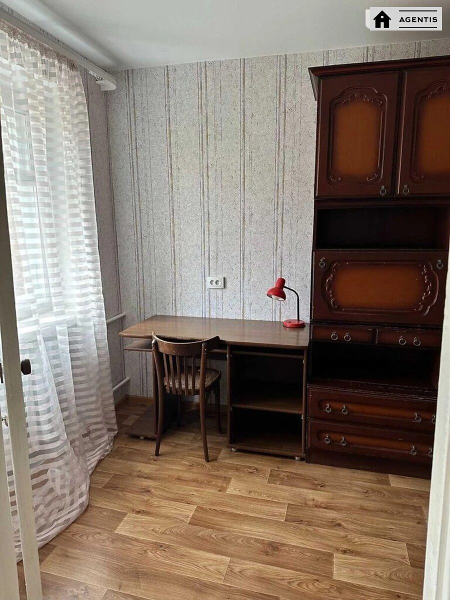 Сдам квартиру 2 комнаты, 45 m², 3 эт./5 этажей. 15, Белорусская 15, Киев. 