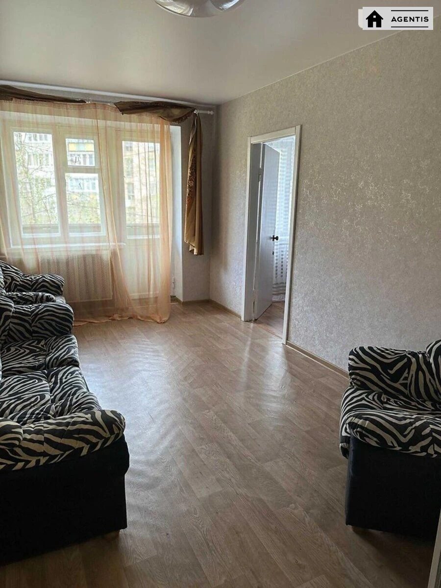 Сдам квартиру 2 комнаты, 45 m², 3 эт./5 этажей. 15, Белорусская 15, Киев. 