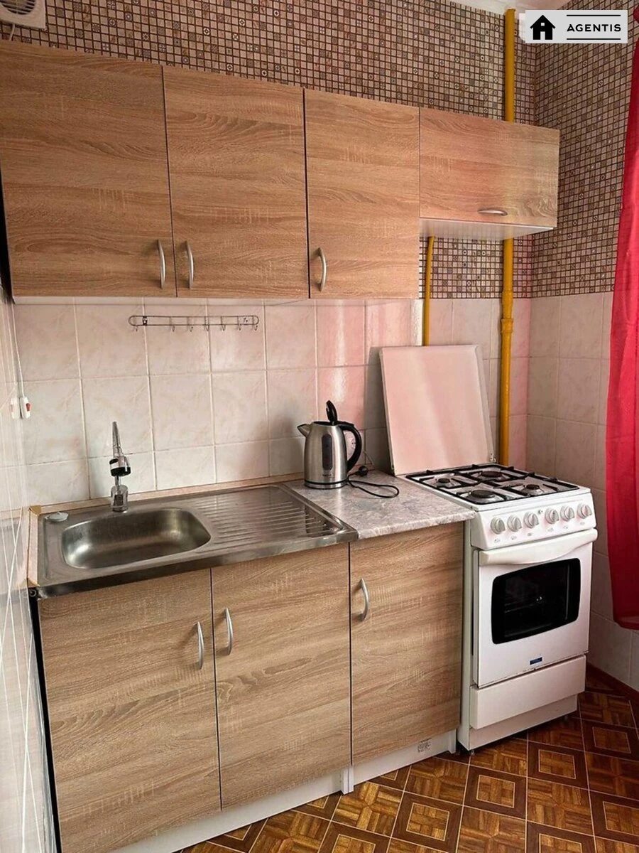 Сдам квартиру 2 комнаты, 45 m², 3 эт./5 этажей. 15, Белорусская 15, Киев. 