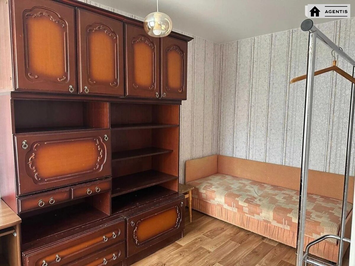 Сдам квартиру 2 комнаты, 45 m², 3 эт./5 этажей. 15, Белорусская 15, Киев. 