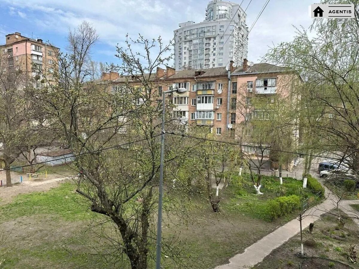 Сдам квартиру 2 комнаты, 45 m², 3 эт./5 этажей. 15, Белорусская 15, Киев. 