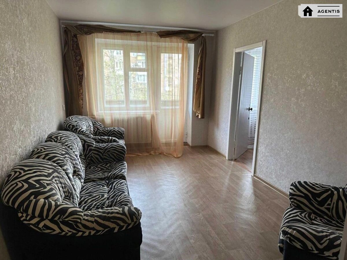 Сдам квартиру 2 комнаты, 45 m², 3 эт./5 этажей. 15, Белорусская 15, Киев. 