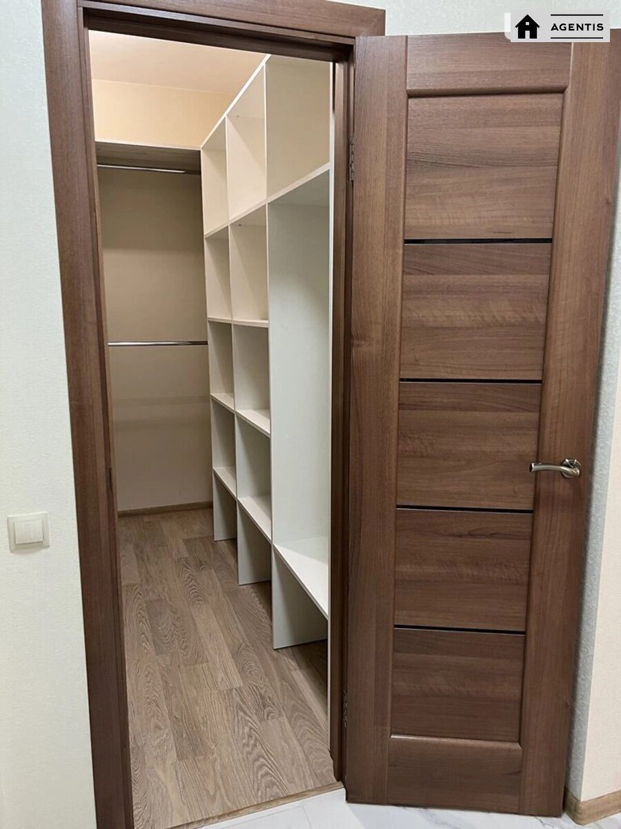 Сдам квартиру 2 комнаты, 55 m², 5 эт./26 этажей. 37, Митрополита Василя Липківського вул. (Урицького), Киев. 