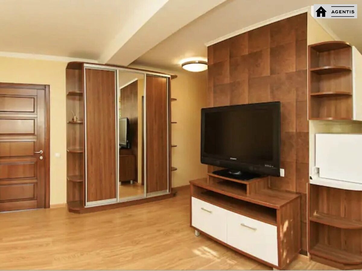 Сдам квартиру 2 комнаты, 45 m², 1 эт./11 этажей. 9, Мечникова 9, Киев. 