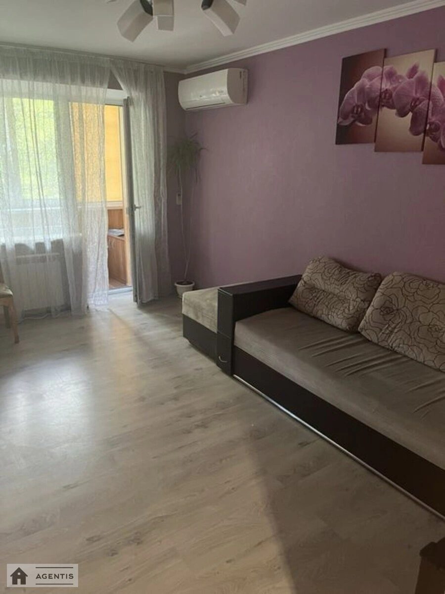 Сдам квартиру 2 комнаты, 48 m², 2 эт./5 этажей. Алматинська вул., Киев. 