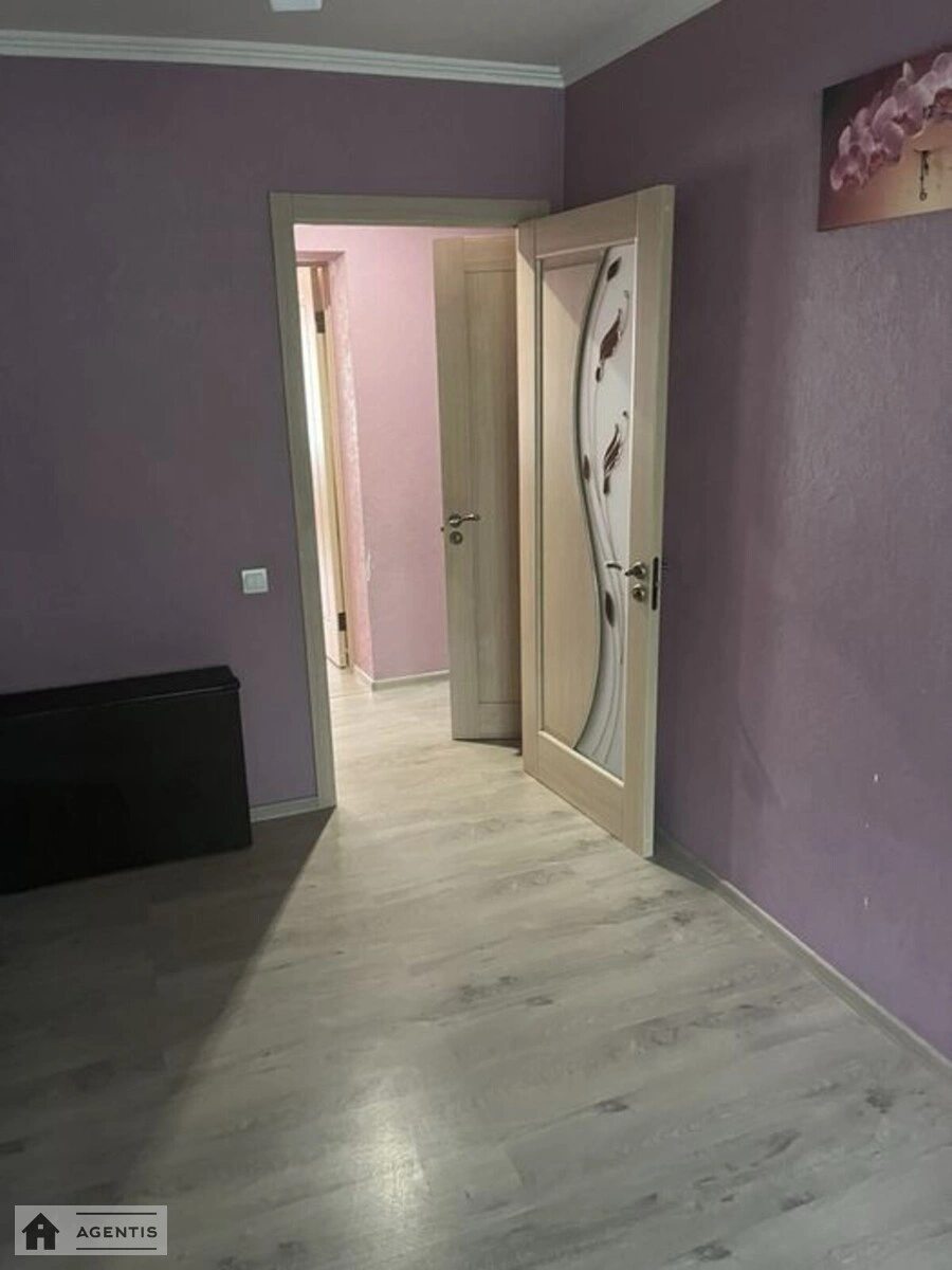 Сдам квартиру 2 комнаты, 48 m², 2 эт./5 этажей. Алматинська вул., Киев. 