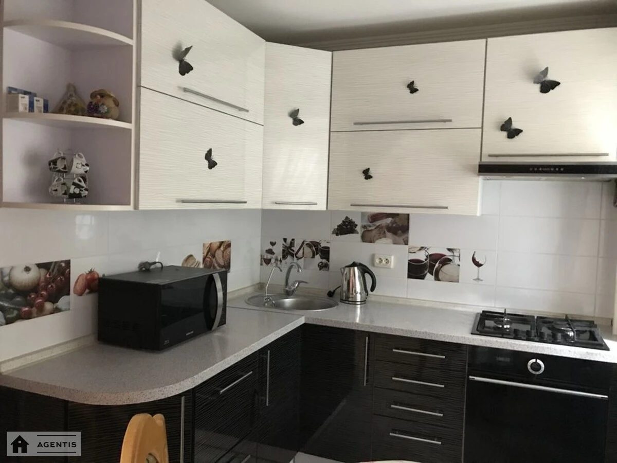 Сдам квартиру 2 комнаты, 48 m², 2 эт./5 этажей. Алматинська вул., Киев. 