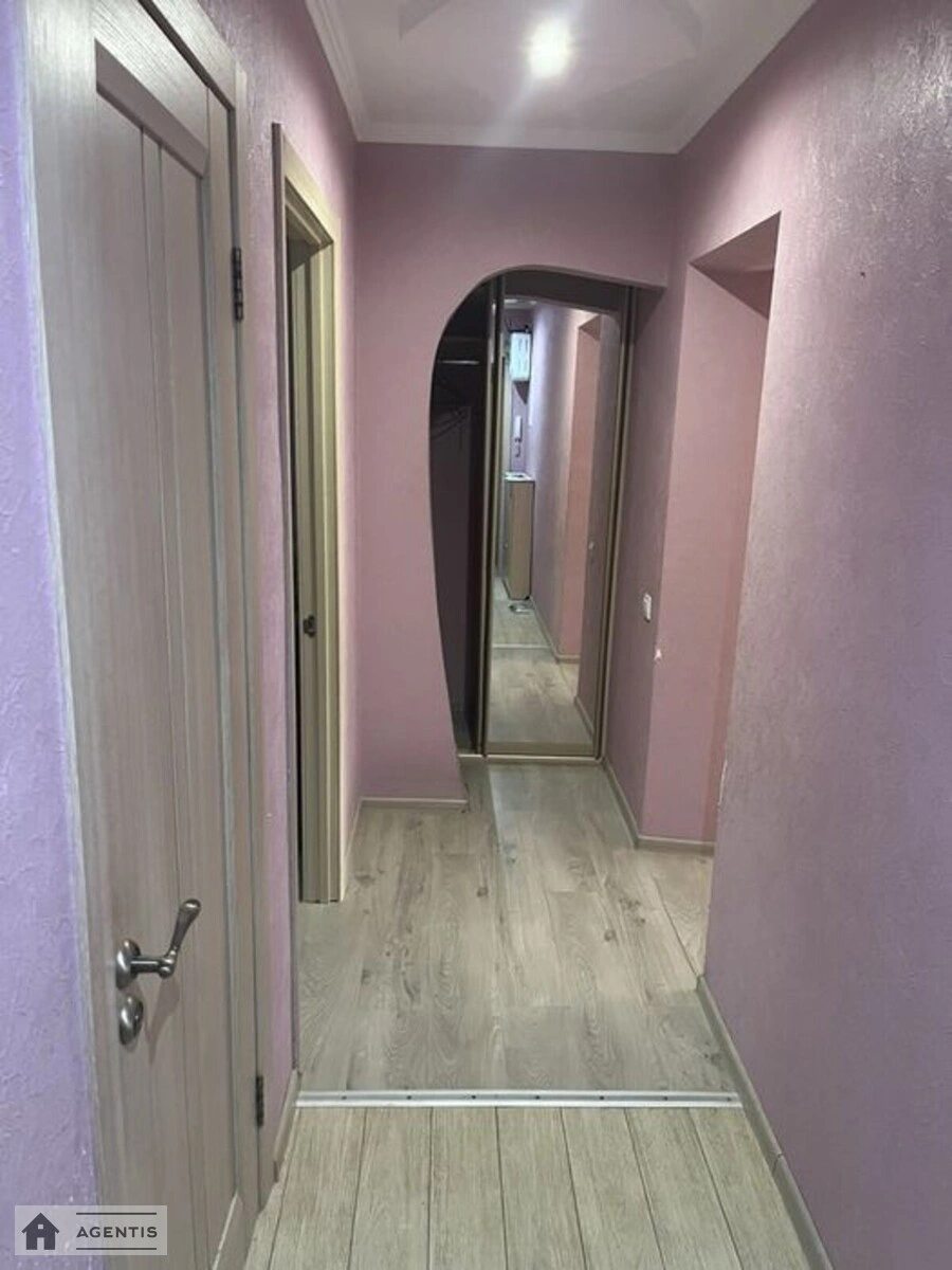 Сдам квартиру 2 комнаты, 48 m², 2 эт./5 этажей. Алматинська вул., Киев. 