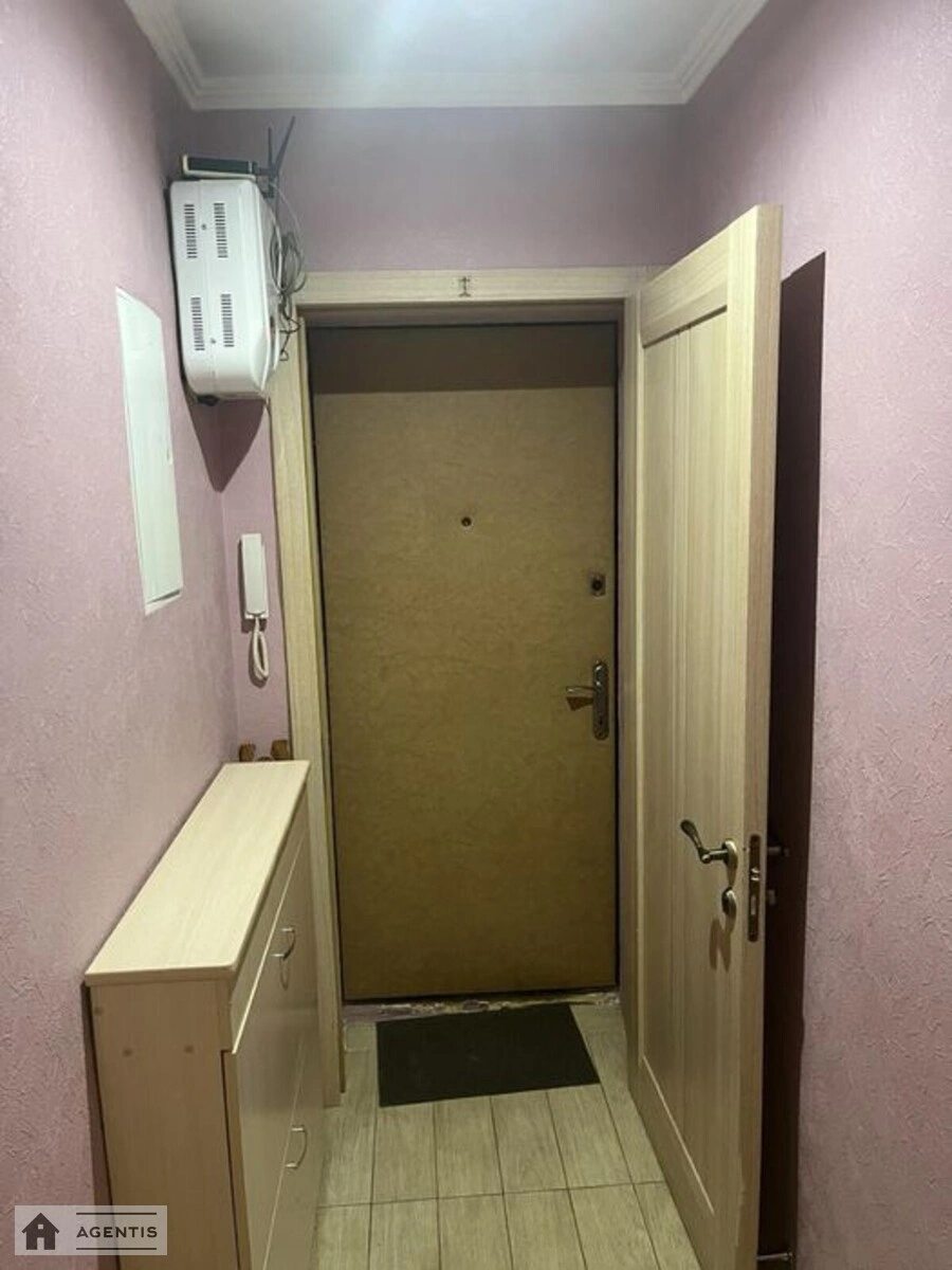 Сдам квартиру 2 комнаты, 48 m², 2 эт./5 этажей. Алматинська вул., Киев. 