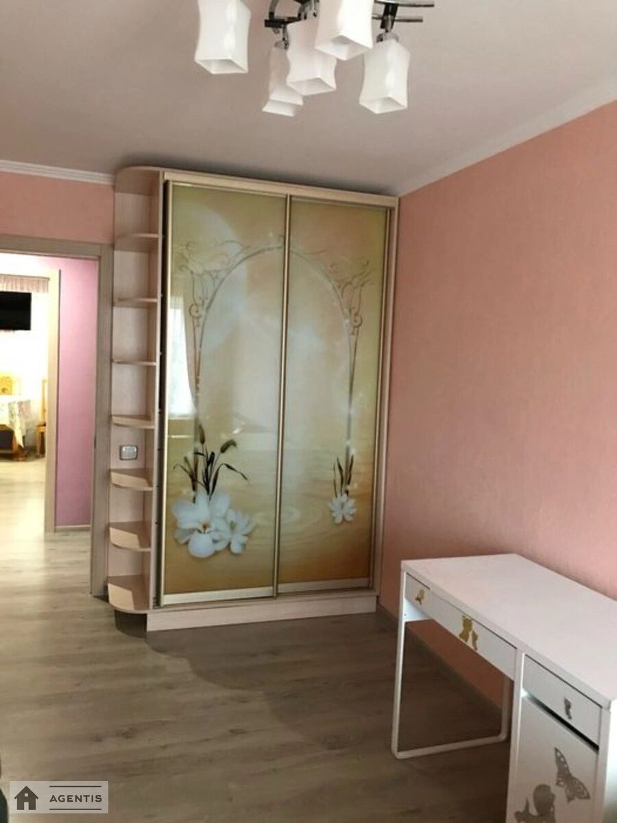 Сдам квартиру 2 комнаты, 48 m², 2 эт./5 этажей. Алматинська вул., Киев. 