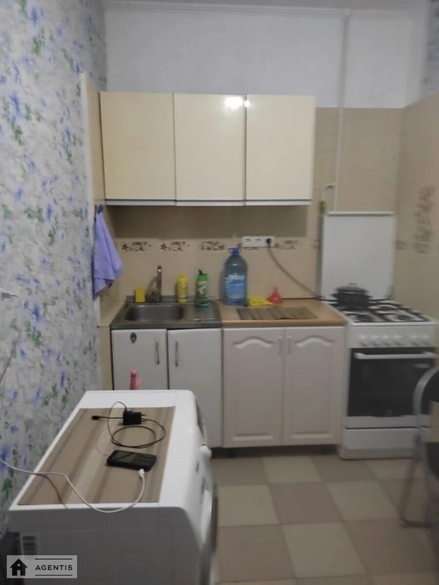 Сдам квартиру 1 комната, 31 m², 3 эт./9 этажей. Дарницкий район, Киев. 