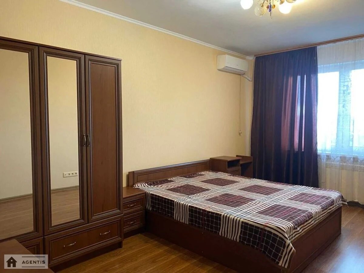 Сдам квартиру 2 комнаты, 70 m², 17 эт./22 этажа. 13, Краковская 13, Киев. 