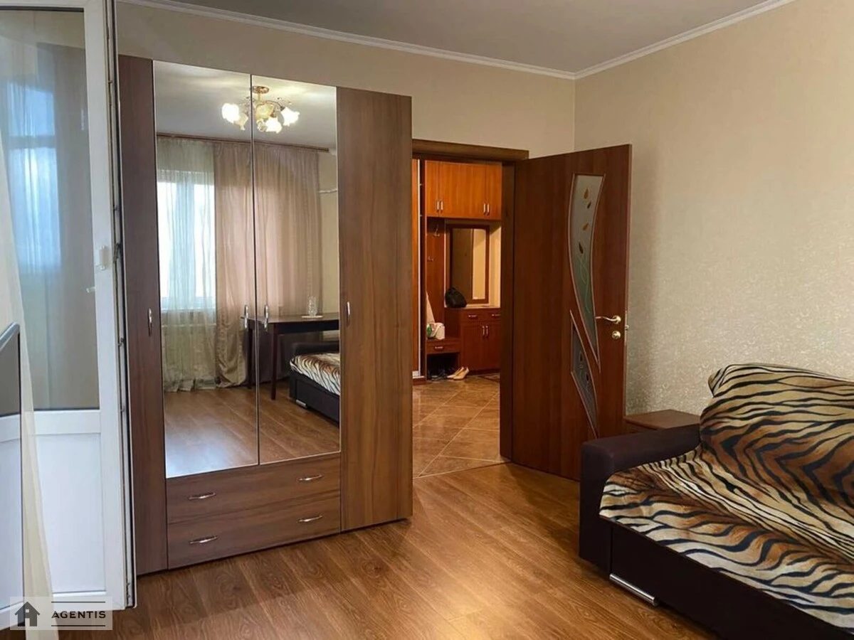 Сдам квартиру 2 комнаты, 70 m², 17 эт./22 этажа. 13, Краковская 13, Киев. 