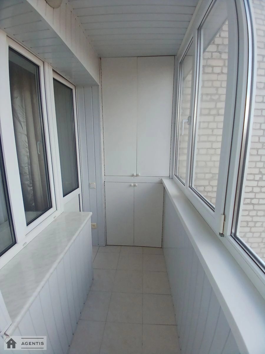 Сдам квартиру 3 комнаты, 78 m², 7 эт./9 этажей. 2, Святошинская 2, Киев. 