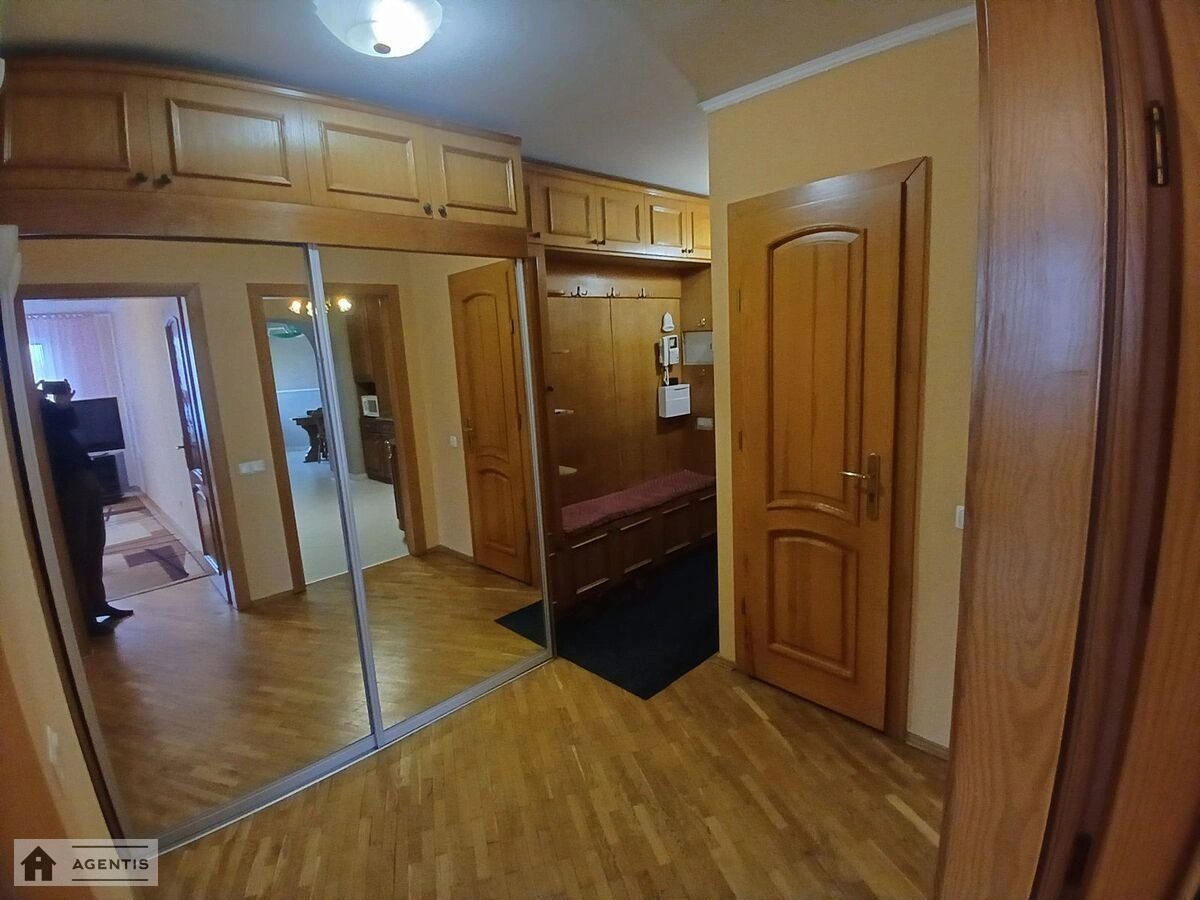 Сдам квартиру 3 комнаты, 78 m², 7 эт./9 этажей. 2, Святошинская 2, Киев. 