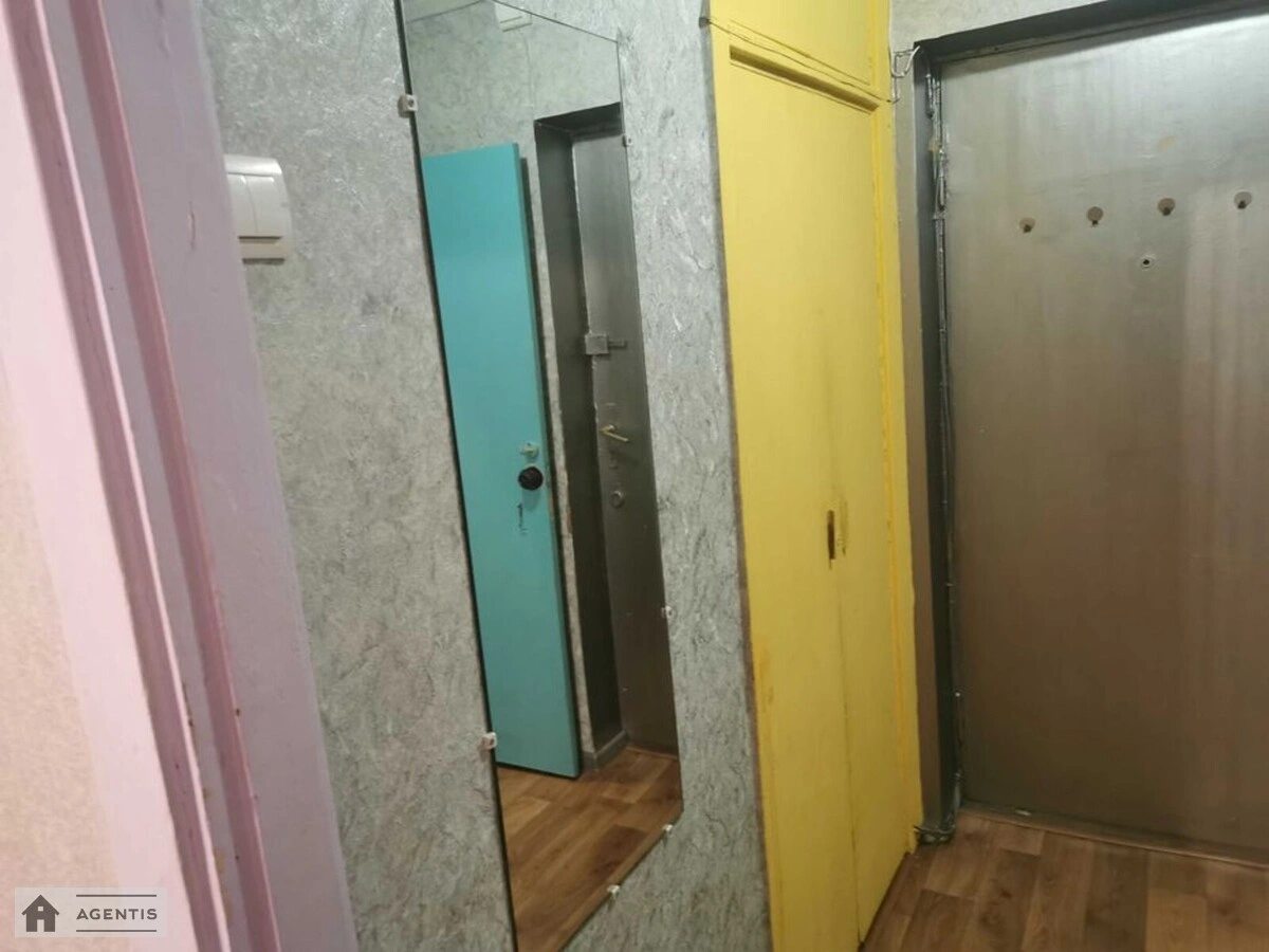 Сдам квартиру 1 комната, 40 m², 7 эт./9 этажей. Кловский, Киев. 