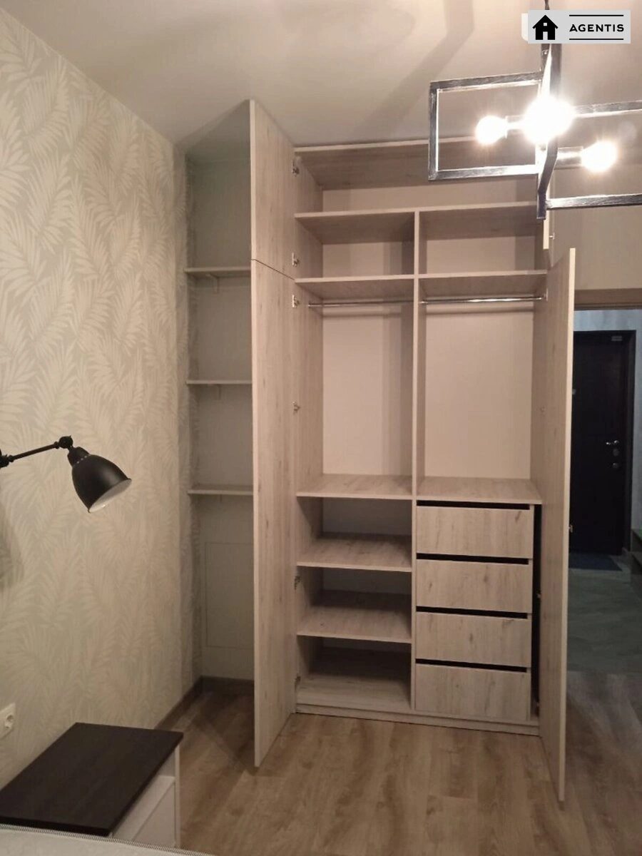 Сдам квартиру 2 комнаты, 52 m², 2 эт./10 этажей. 30, Щекавицкая 30, Киев. 