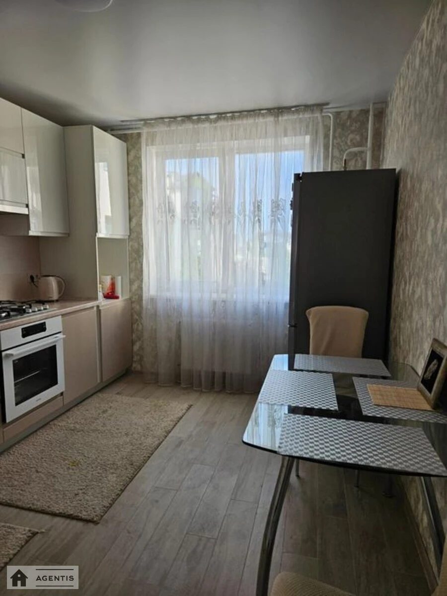 Сдам квартиру 2 комнаты, 65 m², 3 эт./4 этажа. 100, Радужная 100, Киев. 